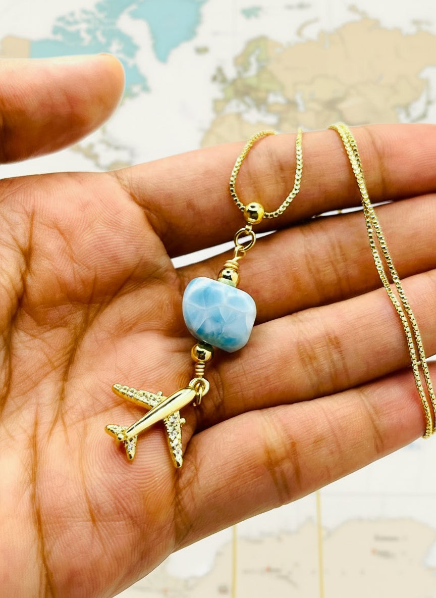 Collar de viaje de larimar • Dije de avión • Larimar dominicano natural • Cadena chapada en oro de 18 k