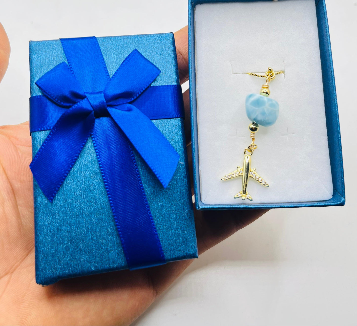 Collar de viaje de larimar • Dije de avión • Larimar dominicano natural • Cadena chapada en oro de 18 k