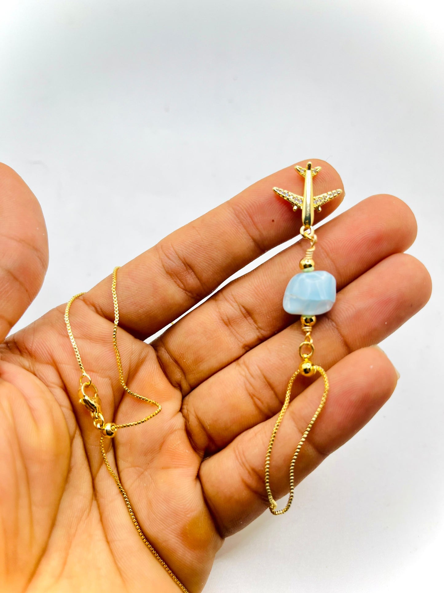 Collar de viaje de larimar • Dije de avión • Larimar dominicano natural • Cadena chapada en oro de 18 k