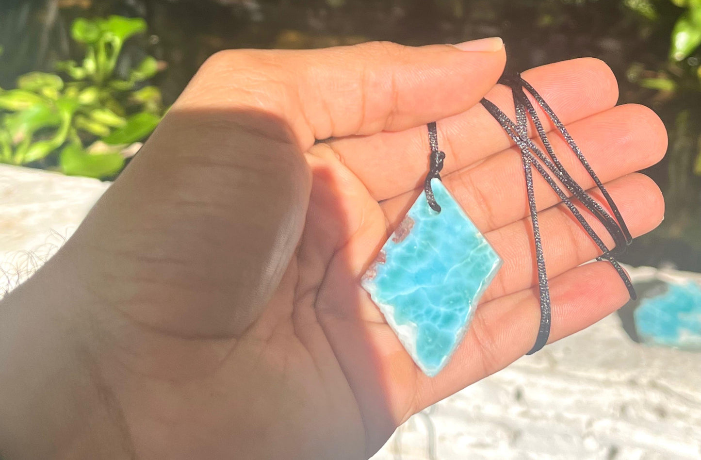 Collar con colgante de larimar en rodajas AAA, piedra preciosa azul dominicana, cuerda ajustable para hombre y mujer