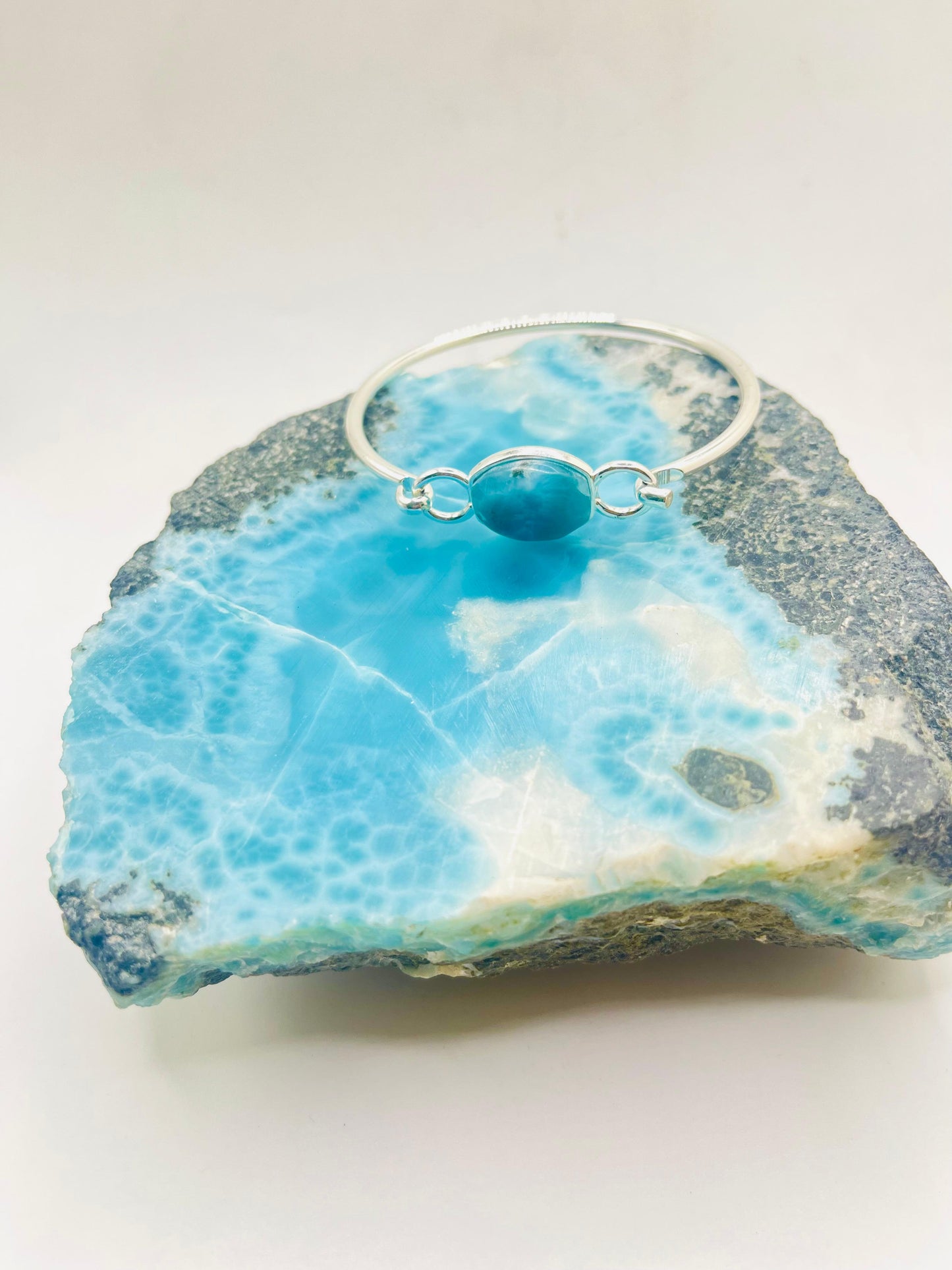 Pulsera minimalista de larimar de acero inoxidable | Piedra preciosa azul dominicana | Brazalete moderno sin cordones para mujer