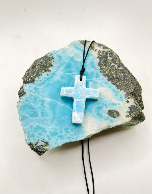 Collar con cruz de piedra larimar – Hecho a mano en la República Dominicana para hombres y mujeres