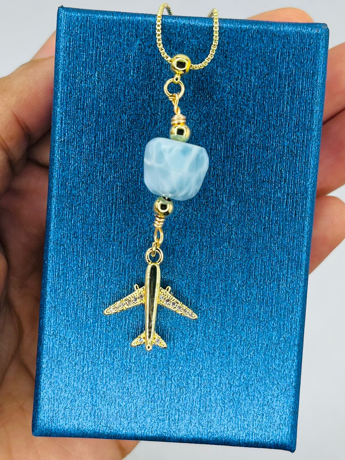 Collar de viaje de larimar • Dije de avión • Larimar dominicano natural • Cadena chapada en oro de 18 k