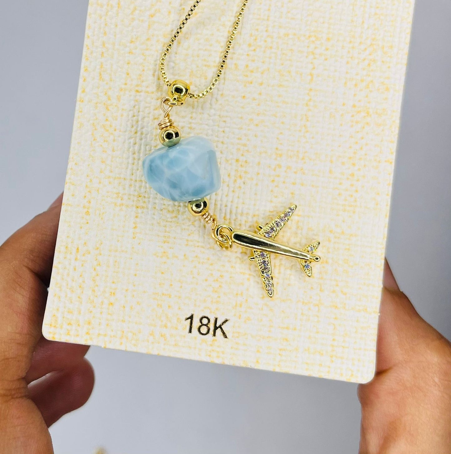 Collar de viaje de larimar • Dije de avión • Larimar dominicano natural • Cadena chapada en oro de 18 k