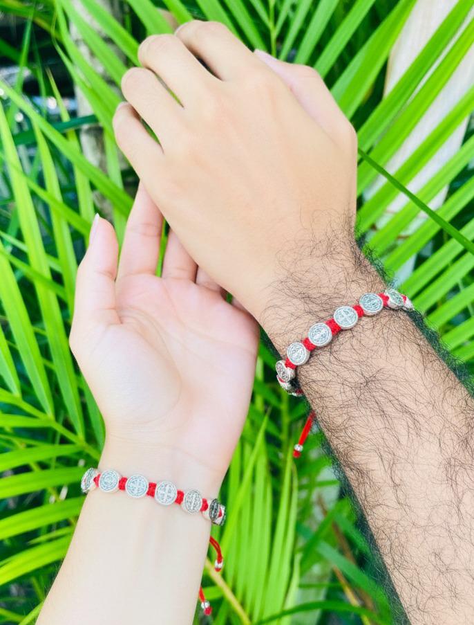 Pulsera de San Benito con Hilo Rojo – Amuleto de Protección y Buenas Energías