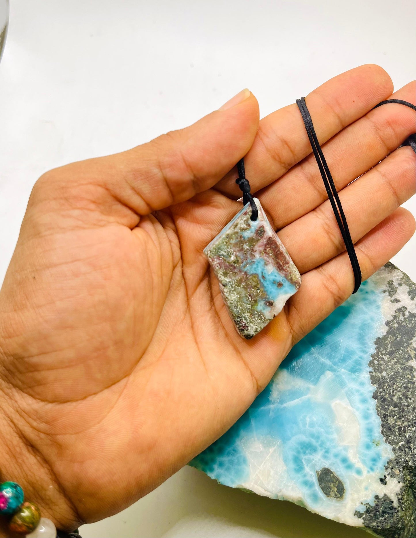 Collar con colgante de larimar en rodajas AAA, piedra preciosa azul dominicana, cuerda ajustable para hombre y mujer