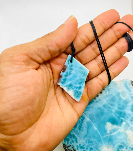 Collar con colgante de larimar en rodajas AAA, piedra preciosa azul dominicana, cuerda ajustable para hombre y mujer