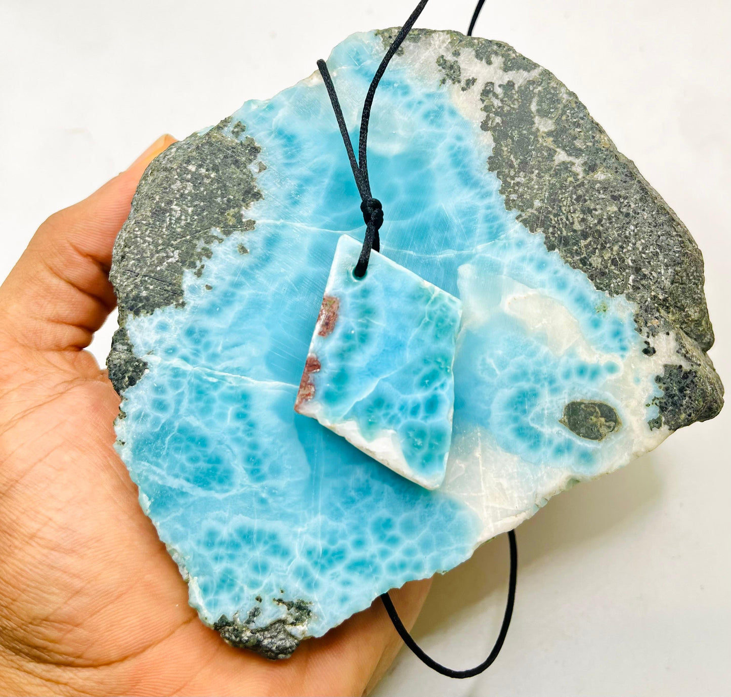 Collar con colgante de larimar en rodajas AAA, piedra preciosa azul dominicana, cuerda ajustable para hombre y mujer