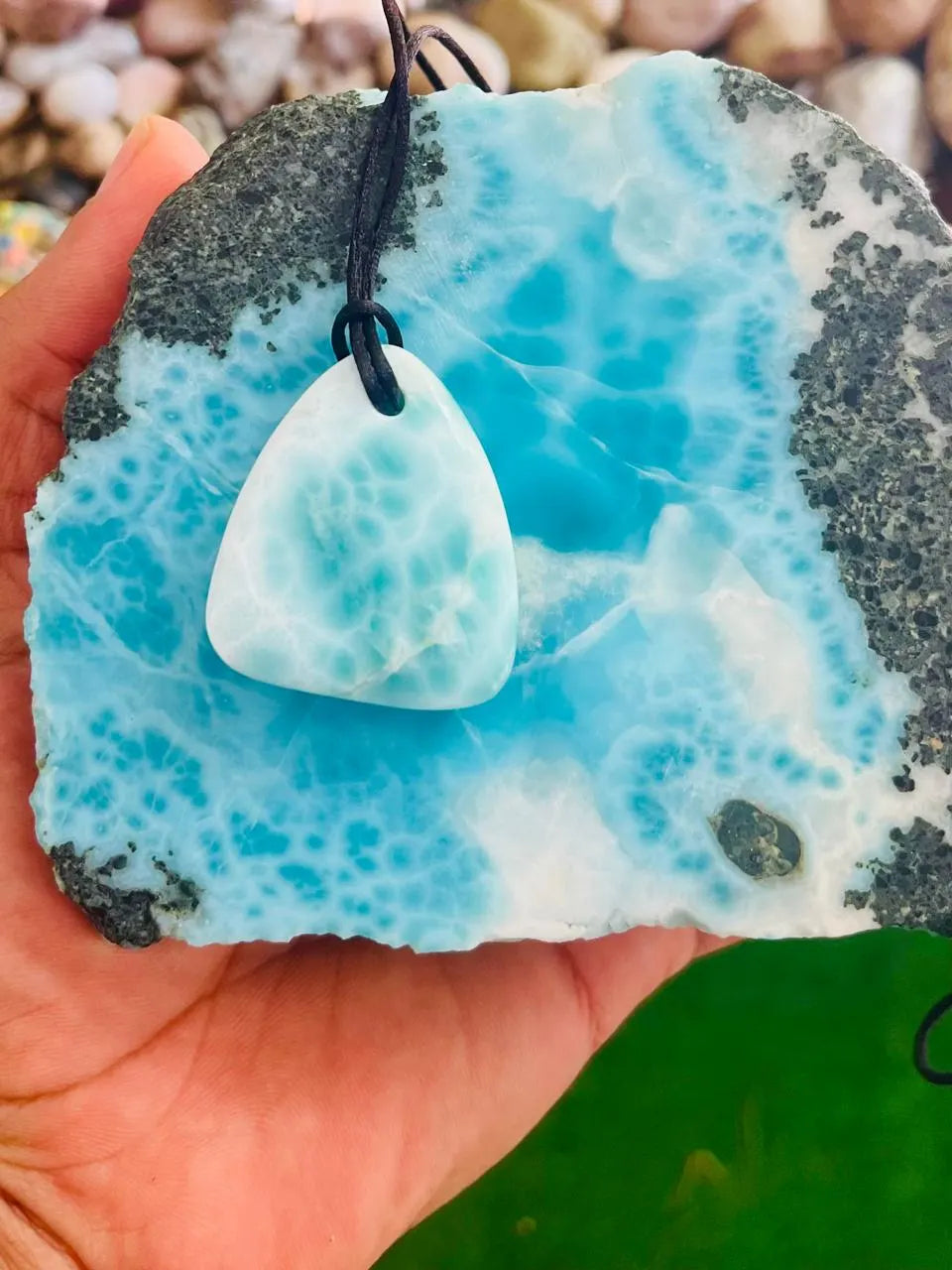Losa de Larimar (1089 g): Piedra de cristal azul natural para la fabricación de joyas o para coleccionar.