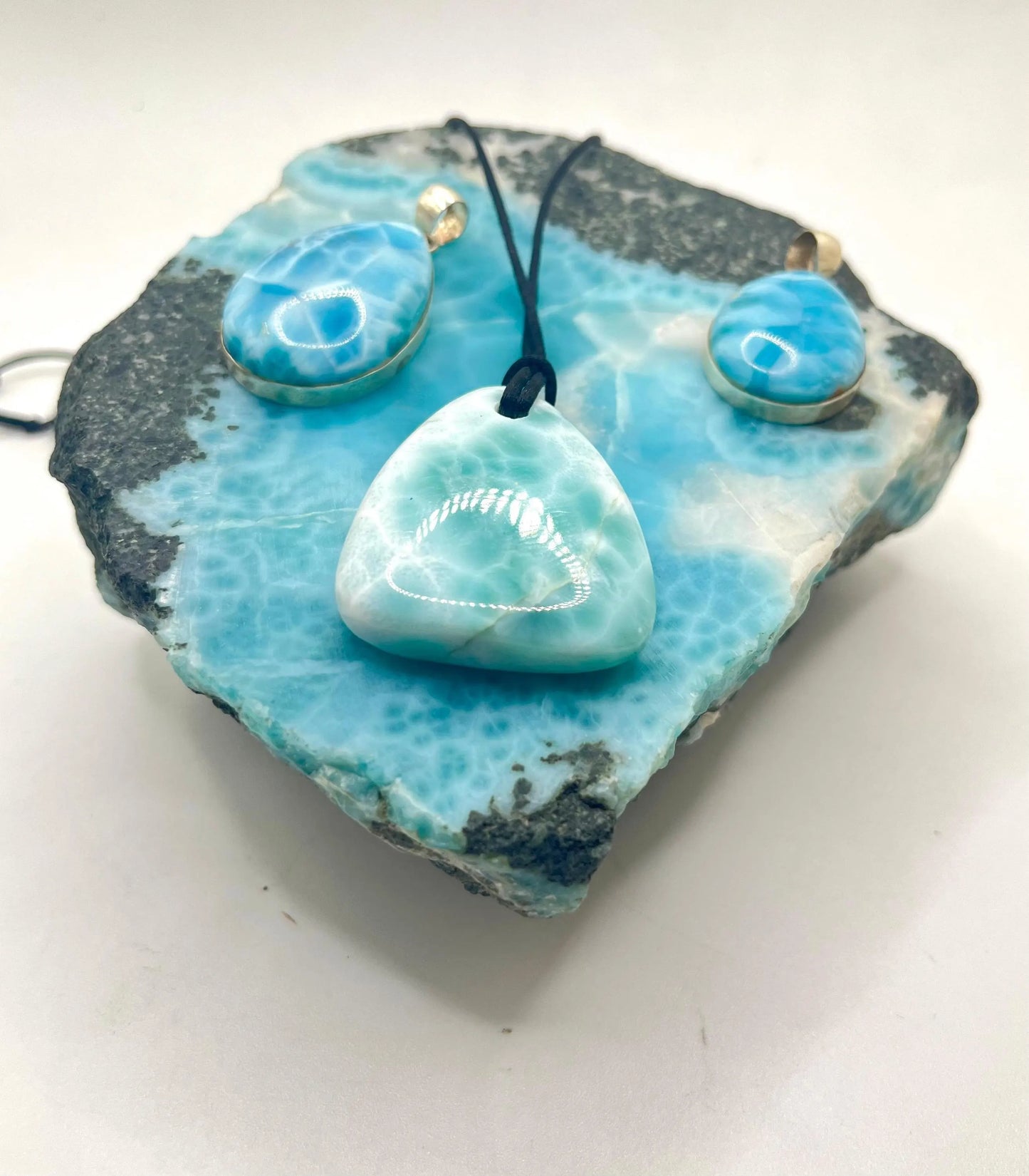 Losa de Larimar (1089 g): Piedra de cristal azul natural para la fabricación de joyas o para coleccionar.
