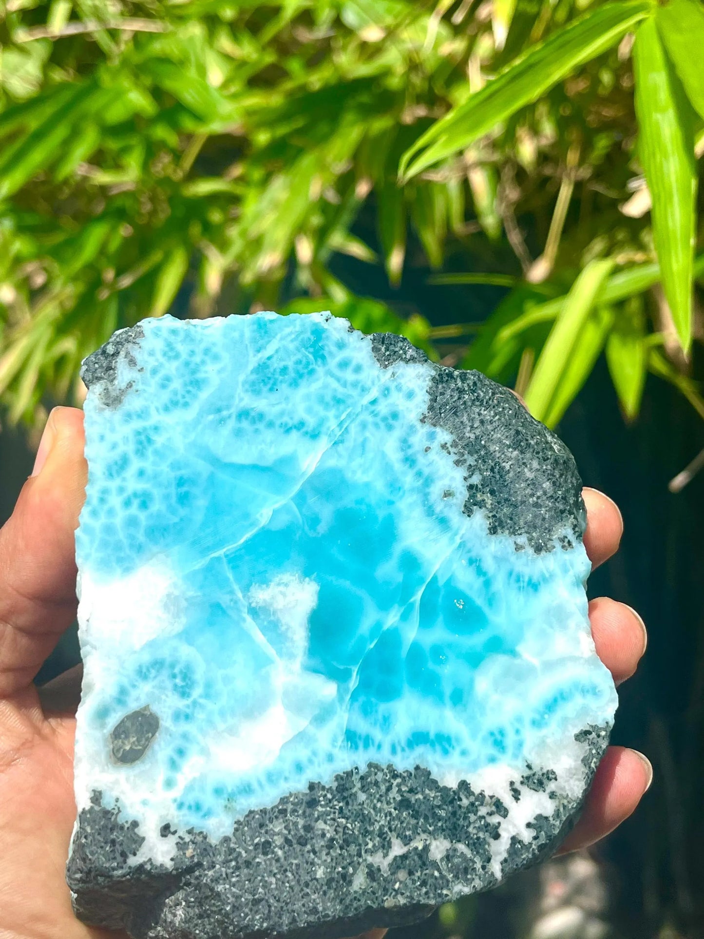 Losa de Larimar (1089 g): Piedra de cristal azul natural para la fabricación de joyas o para coleccionar.