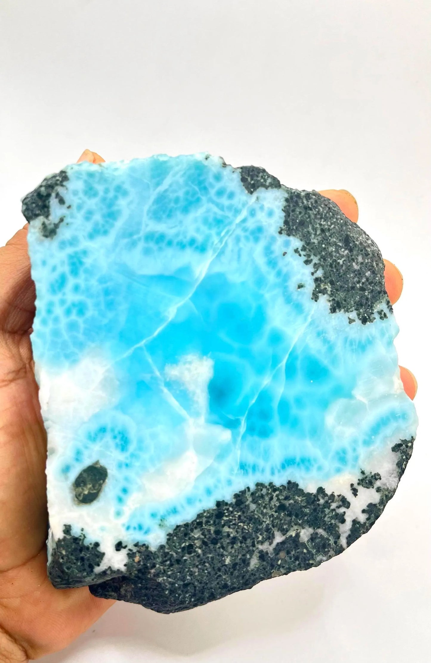 Losa de Larimar (1089 g): Piedra de cristal azul natural para la fabricación de joyas o para coleccionar.