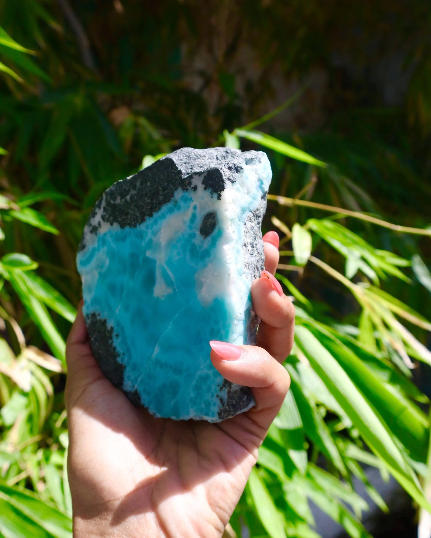 Losa de Larimar (1089 g): Piedra de cristal azul natural para la fabricación de joyas o para coleccionar.