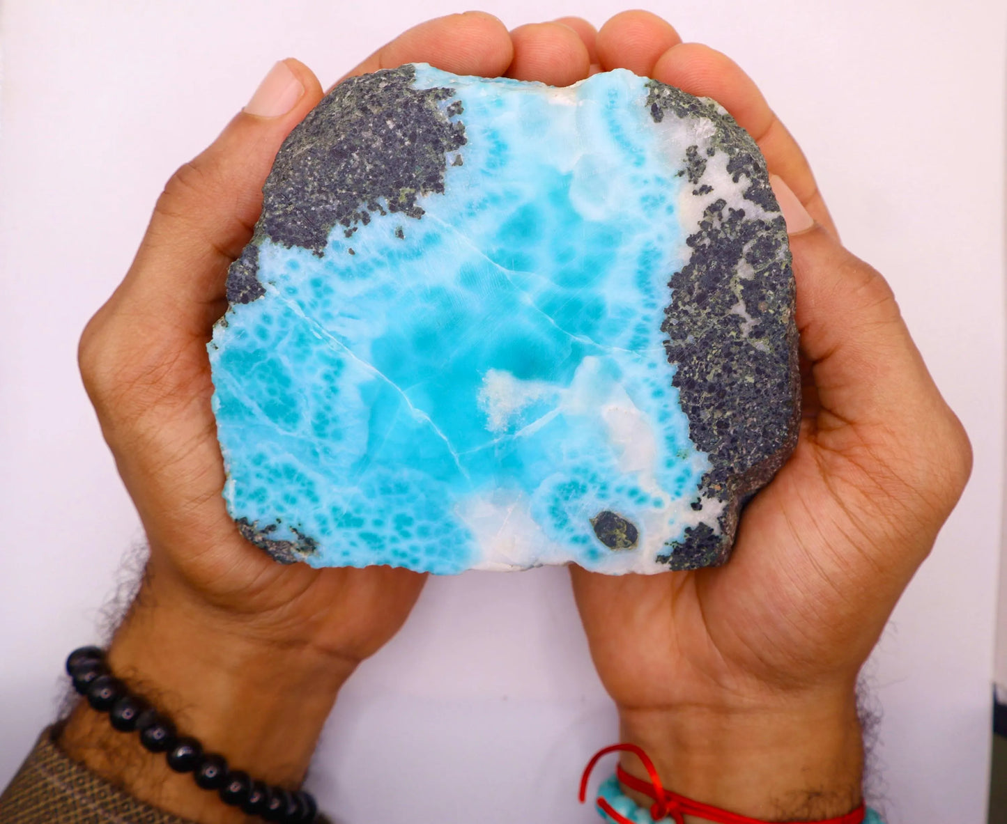 Losa de Larimar (1089 g): Piedra de cristal azul natural para la fabricación de joyas o para coleccionar.