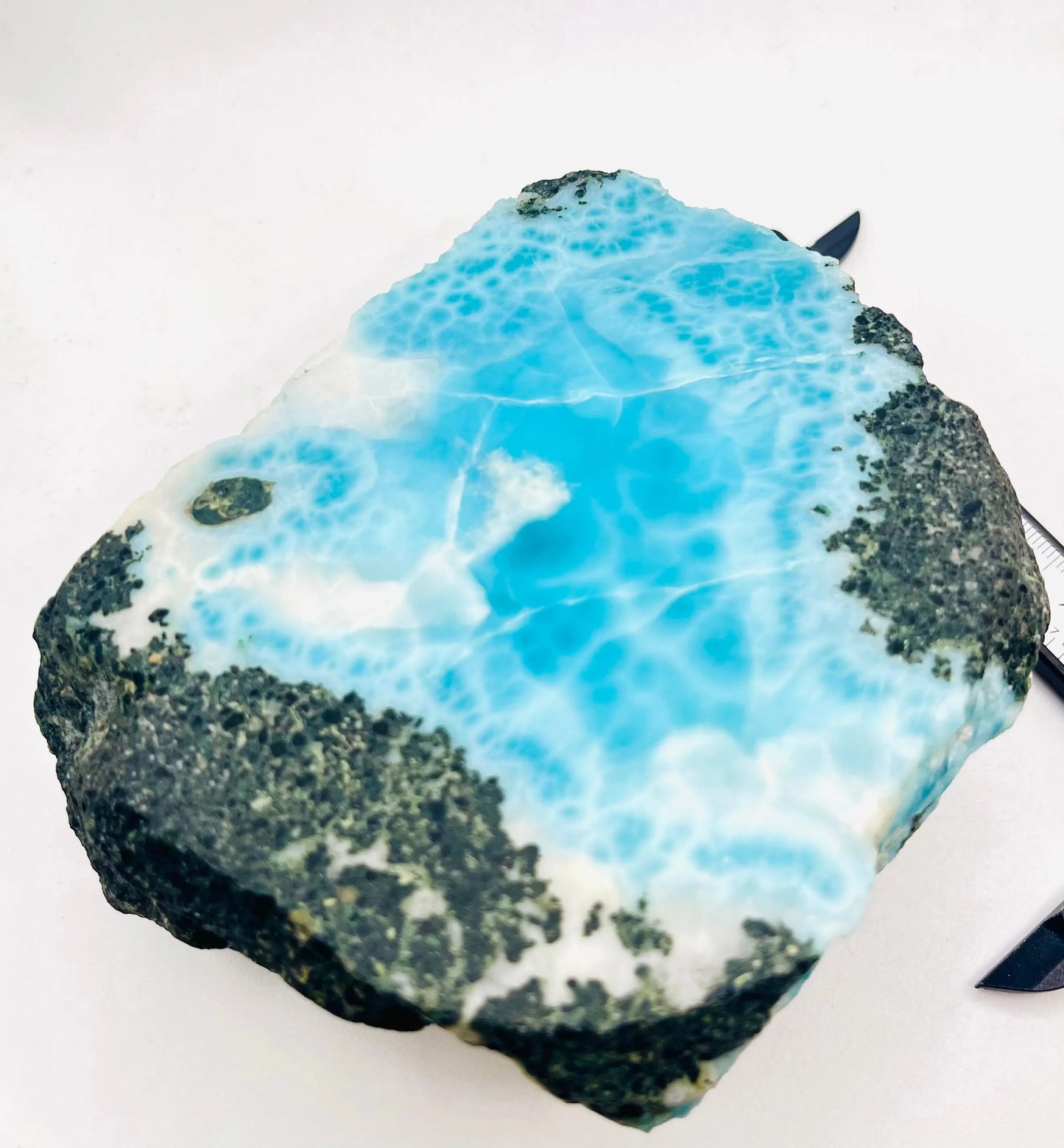 Losa de Larimar (1089 g): Piedra de cristal azul natural para la fabricación de joyas o para coleccionar.
