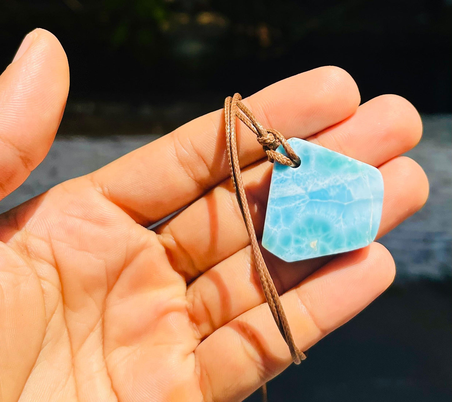 Collar con colgante de larimar en rodajas AAA, piedra preciosa azul dominicana, cuerda ajustable para hombre y mujer